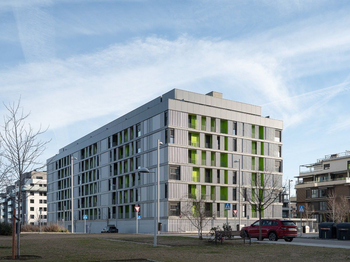 UNIAARQUITECTOS's tweet photo. Orgullosos de haber estado entre los 4 finalistas de los Premios Asprima-Sima 2025, en la categoría: Promoción de Vivienda Asequible, con nuestro proyecto de 116 Viviendas de Protección Pública en El Cañaveral, Madrid para la EMVS.

Enhorabuena a Touza arquitectos  por el premio. https://t.co/lcSs4qEQ8F