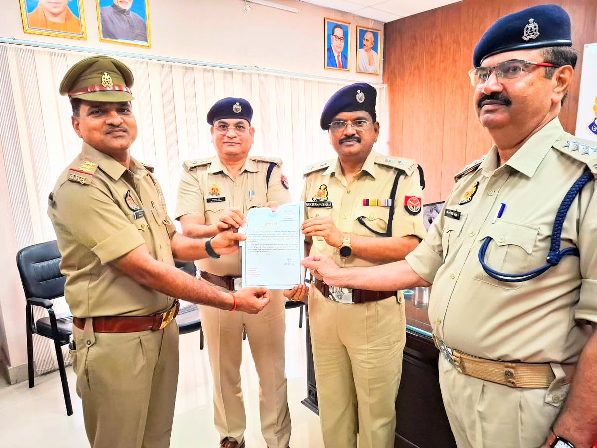 पुलिस प्रशिक्षण विद्यालय सुल्तानपुर में उत्कृष्ट कार्य करने वाले दस कर्मचारियों को मेरे द्वारा सम्मानित एवं पुरस्कृत किया गया | मेरे द्वारा इन कर्मचारियों के उज्जवल भविष्य की कामना की गयी तथा इसी तरह कार्य करते रहने के लिए प्रेरित किया | पुरस्कार पाने वालों में निरीक्षक उदयराज