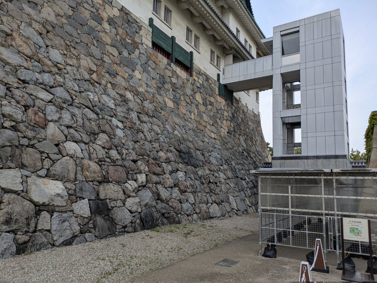 teyght08's tweet image. 16年ぶりの名古屋城。耐震工事で入れないらしい。エレベーターは相変わらず外付けだった。7年前に本丸御殿ができたらしい。撮影はOK。土日は混雑ヤバそう #名古屋 #旅行 #城
