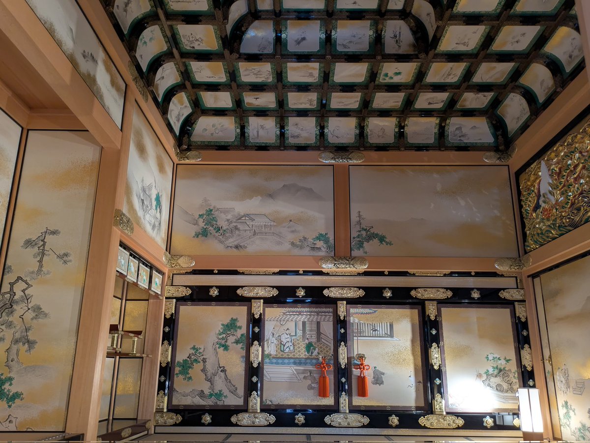 teyght08's tweet image. 16年ぶりの名古屋城。耐震工事で入れないらしい。エレベーターは相変わらず外付けだった。7年前に本丸御殿ができたらしい。撮影はOK。土日は混雑ヤバそう #名古屋 #旅行 #城