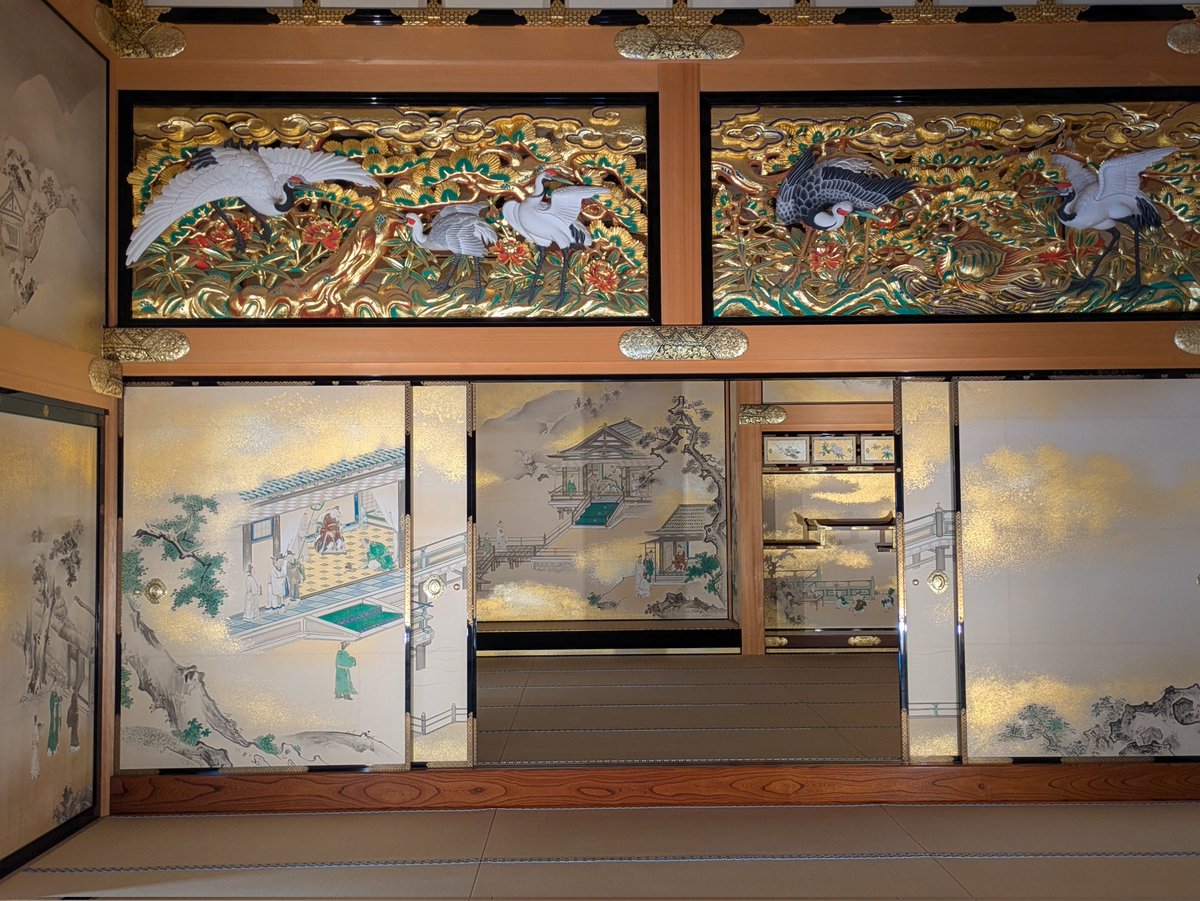 teyght08's tweet image. 16年ぶりの名古屋城。耐震工事で入れないらしい。エレベーターは相変わらず外付けだった。7年前に本丸御殿ができたらしい。撮影はOK。土日は混雑ヤバそう #名古屋 #旅行 #城