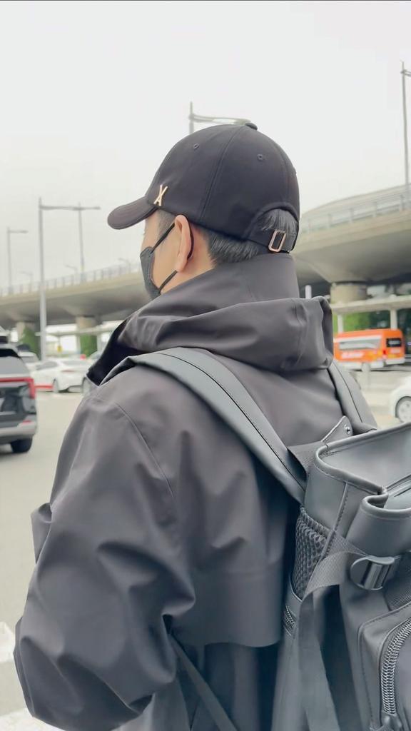 오빠 피셜 기린은 착했고

일년, 일년이 지나가는 걸 아쉬워하는 팬들에겐
"에이 보람차게 살면 되지"라는 명언을 남김

우리는 오빠를 봐야 보람차게 사는건데...

늘 그렇듯 다정하고 귀엽고 재밌고
은지원이 최고임

#은지원 #EUNJIWON #殷志源

저 모자 나도 있는데...

varzar.com/product/detail…