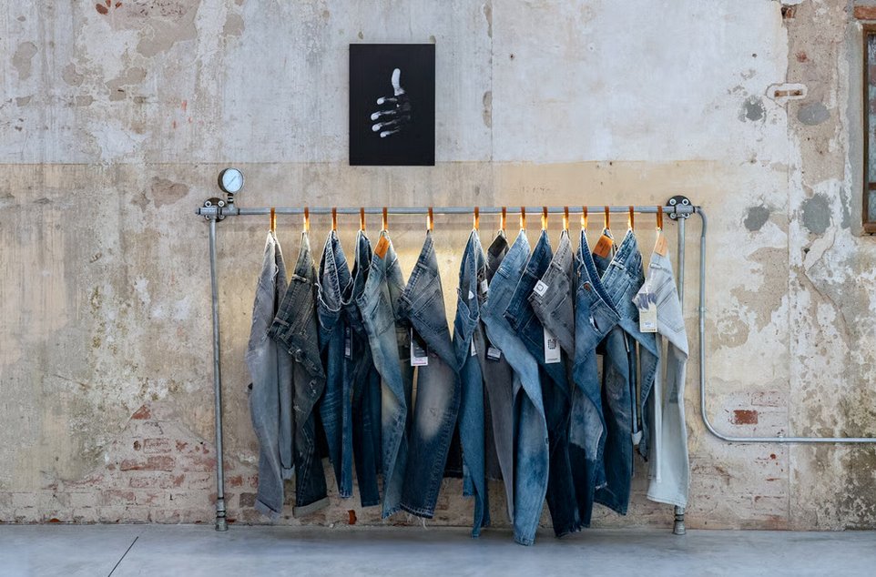 SDTech_Groupe's tweet photo. Officina39 transforme l'industrie du denim à coup de formules chimiques créatives et durables
https://t.co/elglKHTOD9 #produit #industrie #denim #mode #textile #poudre #molecule #enzyme #colorant #déchets #tissu #product #industry #denim #fashion #powder #dye #waste #fabric https://t.co/IIZhSlzh2O