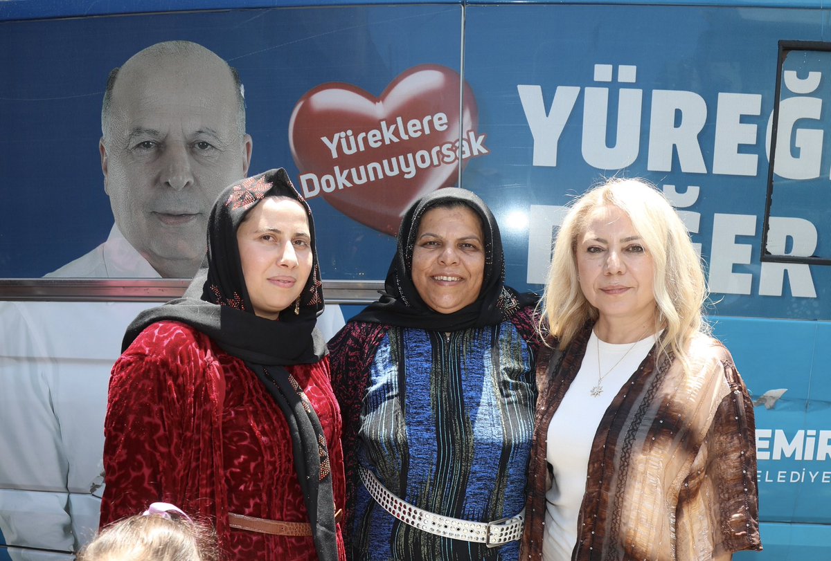 Kadın ve Aile Hizmetleri Müdürlüğümüzün düzenlediği etkinlikle Başkanımızın eşi Fidelya Demirçalı, Başkan Yardımcımız Rukiye Alpay Çinkılıç, Prof. Dr. Nüket Elpeze Ergeç ve Siyaset Bilimci Dr. Ayşe Kaşıkırık, 19 Mayıs mahallemizde ev ziyareti yaparak Yüreğirli kadınlarla buluştu.
