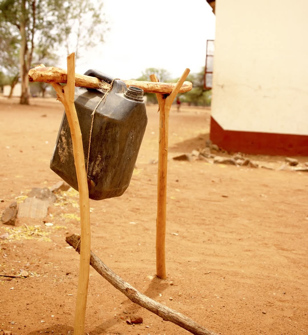 SaveChildrenZIM's tweet image. Still on the #handwashing train!🧼 💦👐🏼 What do you call this in your local language? And why is it such a game-changer for hygiene? Share your local lingo! #HandwashingInnovation 
@MoHCCZim