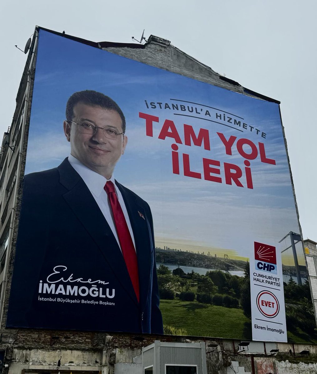 cmhriyetkadini1's tweet photo. bu diktatörlük beni ekrem imamoğlu maskesi, tişörtü ve pankartıyla gezmeye zorluyor. https://t.co/A4t7nC7mm2