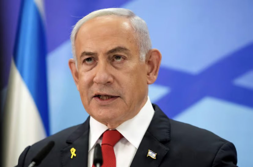 זיני הוא לא הסיפור כאן. אולי ימונה, אולי לא. הסיפור הוא הזובור המלוכלך שנתניהו עשה לזמיר. חפר לו מנהרה מתחת לראש ועירבב לו את זיני מאחורי הגב. מהלך מביש ושפל. צפוי, זה האיש. לו הייתי זמיר, הייתי הופך לנתניהו את השולחן על הראש. 
כבודו ומנהיגותו של הרמטכ״ל על השולחן.