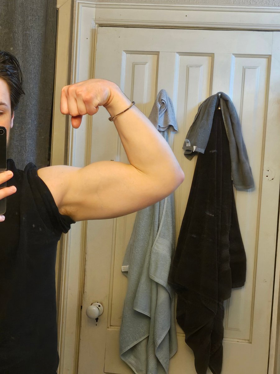 Finally started going to the gym again for the past week
Starting at 180lbs, don't really have a weight goal I just want to feel comfortable with my own body for once