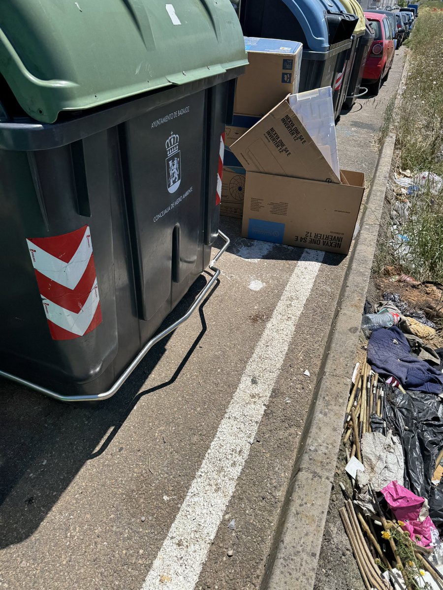 rollandrockss's tweet photo. @RubenGaleaGil Otra cosa q no entiendo, se nos niega girar el contenedor verde pra facilitar  tirar la basura n los contenedores verdes dsde la calzada, indicando q no se puede por cuestiones de seguridad. Por el lado por el q nos vemos obligados a hacerlo tenemos las facilidades que podéis ver https://t.co/uTfUtAzaHq