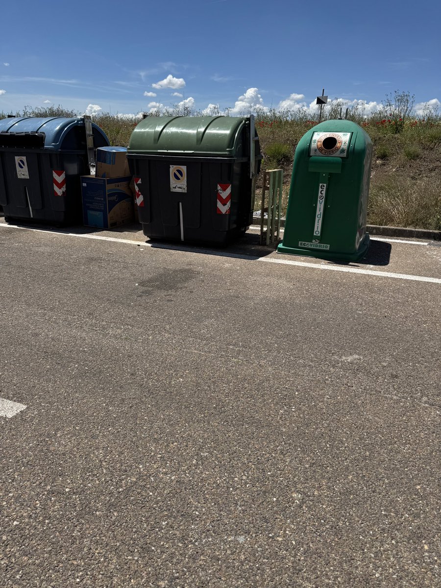 rollandrockss's tweet photo. @RubenGaleaGil Otra cosa q no entiendo, se nos niega girar el contenedor verde pra facilitar  tirar la basura n los contenedores verdes dsde la calzada, indicando q no se puede por cuestiones de seguridad. Por el lado por el q nos vemos obligados a hacerlo tenemos las facilidades que podéis ver https://t.co/uTfUtAzaHq