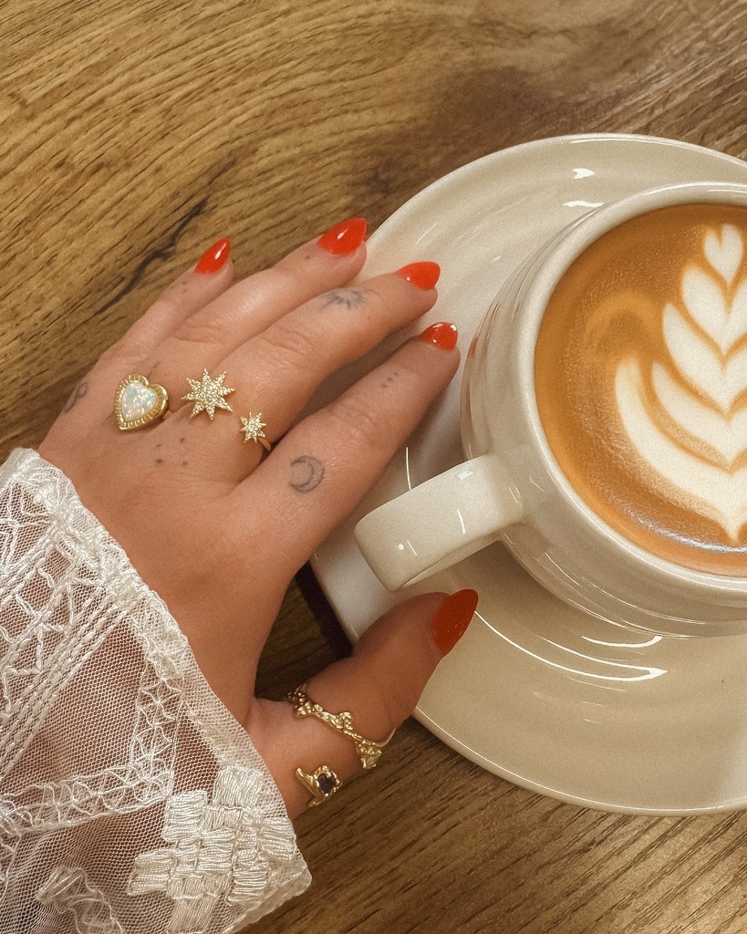 Mood: caffeine-fuelled, sparkly, and nearly at the weekend ✨
Stacked up in Luna Charles magic for a feel good Friday.

l8r.it/OwSs