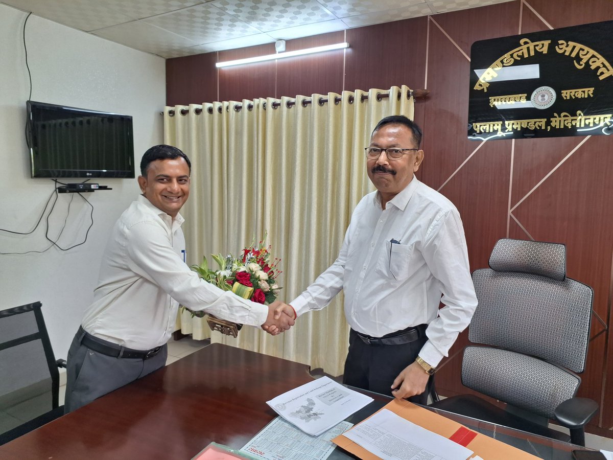 IPRD Palamu Commissionary (@iprdpalamu) on Twitter photo #पलामू के प्रमंडलीय आयुक्त श्री अंजनी कुमार मिश्रा (भा.प्र.से.) से आज <a href="/DC_Palamu/">DC Palamu</a> श्री शशि रंजन ने मुलाकात की। आयुक्त को गुलदस्ता भेंट कर किया स्वागत।
<a href="/HemantSorenJMM/">Hemant Soren</a>
<a href="/JharkhandCMO/">Office of Chief Minister, Jharkhand</a>
<a href="/prdjharkhand/">IPRD Jharkhand</a>
<a href="/DIGPalamau/">DIG Palamau</a>
<a href="/DC_Palamu/">DC Palamu</a>
<a href="/dc_garhwa/">DC GARHWA</a>
<a href="/LateharDistrict/">DC Latehar</a>
<a href="/CBCDaltonganj/">CBC Daltonganj (सूचना एवं प्रसारण मंत्रालय) 🇮🇳</a>
<a href="/prdpalamu/">PRD,Palamu</a> #पलामू के प्रमंडलीय आयुक्त श्री अंजनी कुमार मिश्रा (भा.प्र.से.) से आज <a href="/DC_Palamu/">DC Palamu</a> श्री शशि रंजन ने मुलाकात की। आयुक्त को गुलदस्ता भेंट कर किया स्वागत।
<a href="/HemantSorenJMM/">Hemant Soren</a>
<a href="/JharkhandCMO/">Office of Chief Minister, Jharkhand</a>
<a href="/prdjharkhand/">IPRD Jharkhand</a>
<a href="/DIGPalamau/">DIG Palamau</a>
<a href="/DC_Palamu/">DC Palamu</a>
<a href="/dc_garhwa/">DC GARHWA</a>
<a href="/LateharDistrict/">DC Latehar</a>
<a href="/CBCDaltonganj/">CBC Daltonganj (सूचना एवं प्रसारण मंत्रालय) 🇮🇳</a>
<a href="/prdpalamu/">PRD,Palamu</a>