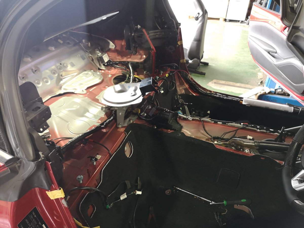 Rmagic1993's tweet photo. 高速道路で落下物に乗り上げてフロアーが凹んでしまったNDの修理を依頼されました。
燃料配管を外すためには燃料タンクを外さなければならず、そのためにリアメンバーを下ろさなければならず、また、室内の内装もほぼほぼ外さないとタンクが外せません。ということでどえらい作業になってしまいました https://t.co/Jc7LuWWwUB