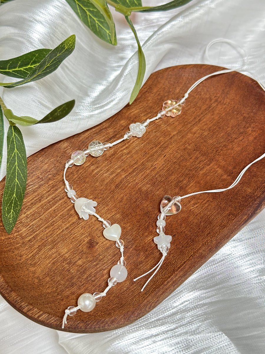 책갈피의 비즈는 랜덤으로 들어가지만 주문 후 상담을 통해 맞춤으로 제작될 수도 있습니다!