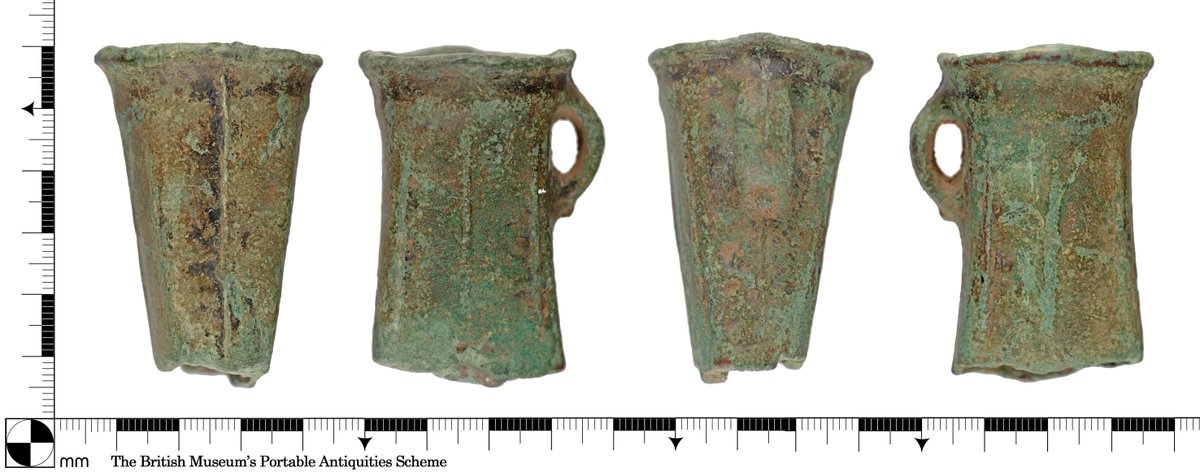 YORYM_FLO's tweet image. Three ribbed Yorkshire type axes, like this one, are a well-known part of the Ewart Park metalwork assemblage of the British Late Bronze Age, c.1000 - 800 BC. In Yorkshire, many have been found as single finds as well as in hoards. #FindsFriday finds.org.uk/database/artef…