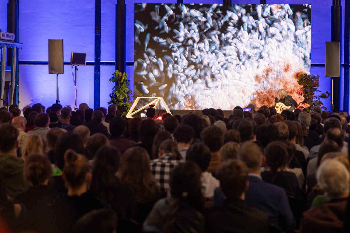 „Tajemnica” to hasło przewodnie tegorocznego Copernicus Festival. Tajemnice niezmiennie, od zarania dziejów, inspirowały do stawiania pytań i poszukiwanie odpowiedzi. Tym razem uczestnicy tego niezwykłego festiwalu, wraz z wybitnymi naukowcami i myślicielami, debatują o