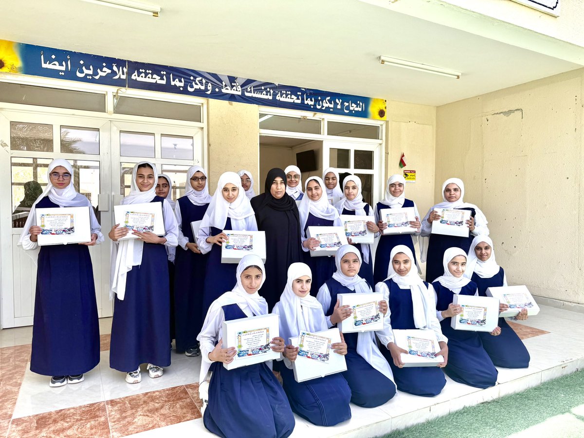 كرمت مساعدة المديرة بإشراف الاستاذة نوال الشكيلية الطالبات المتفوقات خلال الفصل الدراسي الأول من الصف الثامن في مادة العلوم 🌟✨
مبارك لهن هذا التفوق👏
#تعلم_مستدام 
#التحول_الرقمي_بوزارة_التربية_والتعليم