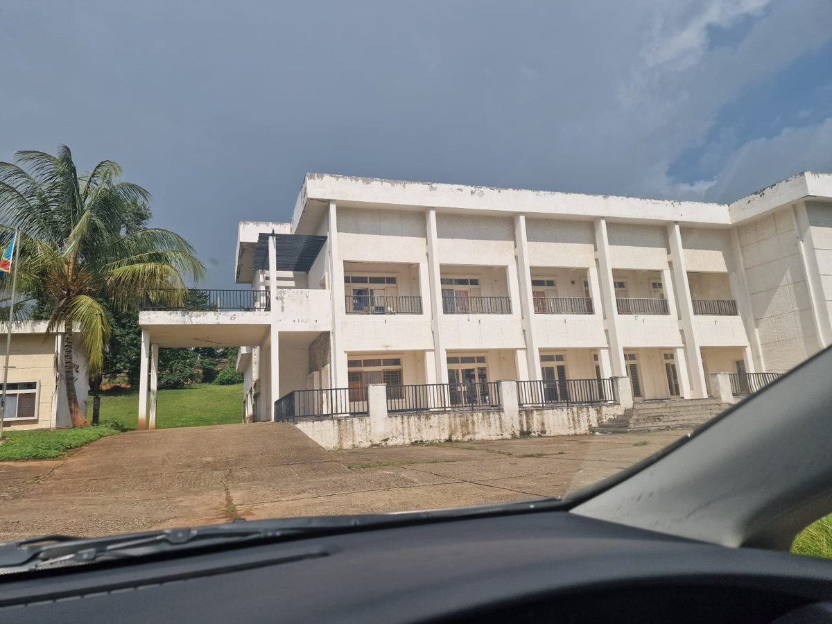 #Bujumbura.... Je reviens de deux semaines de séjour à Bujumbura, cette terre-mère qui, inlassablement, m'émeut et m'inspire. Et comme à chacune de mes visites, mon œil d’observateur, nourri de souvenirs d'enfance, ne peut s'empêcher de s'arrêter sur certains lieux qui ont marqué