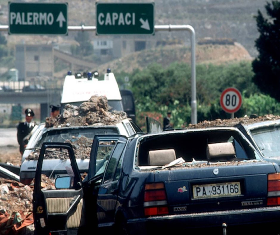 "L’importante non è stabilire se uno ha paura o meno, è saper convivere con la propria paura e non farsi condizionare dalla stessa. Ecco, il coraggio è questo, altrimenti non è più coraggio, è incoscienza"

Giovanni Falcone

23 maggio 1992, strage di Capaci

Per non dimenticare