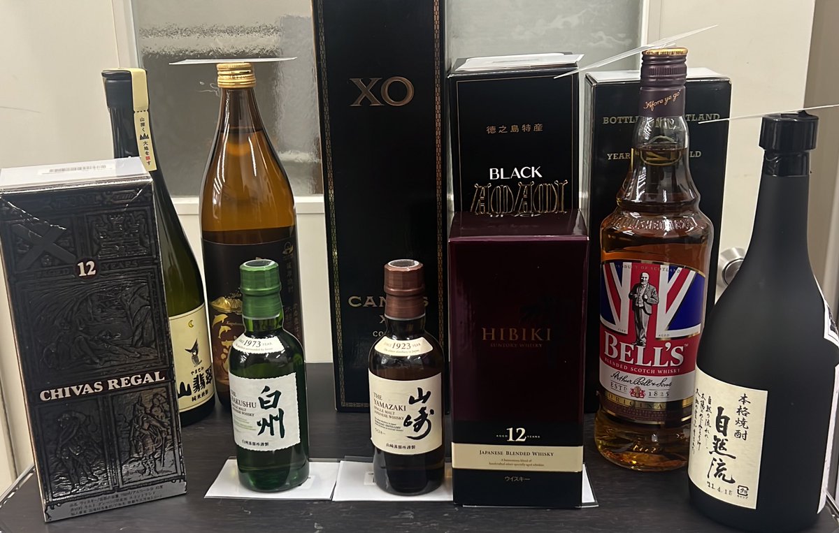 入荷情報】 只今より棚に並べてます😄 珍しい山崎や白州の小瓶も入荷し