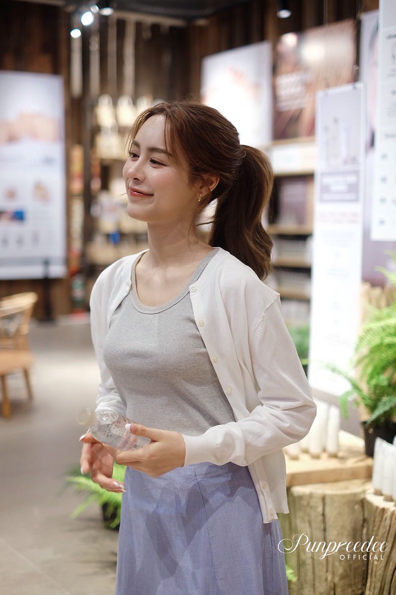 ชอบพีพีลุคนี้ม๊าก ดูธรรมดาที่พิเศษ มันให้ความรู้สึกสบาย ๆ everyday look แล้วงานวันนี้ก็มี skincare เป็นตัวชูโรง พอมาบวกกับลุคนี้ยิ่งรู้สึก comfort ดูเป็นผลิตภัณฑ์ที่เราใช้ในชีวิตประจำวันได้ เหมาะที่จะอยู่ใน makeup routine 🫧🧴🧺🎀♡♡

PP X MUJI SKINCARE
#MUJISkincarewithPP