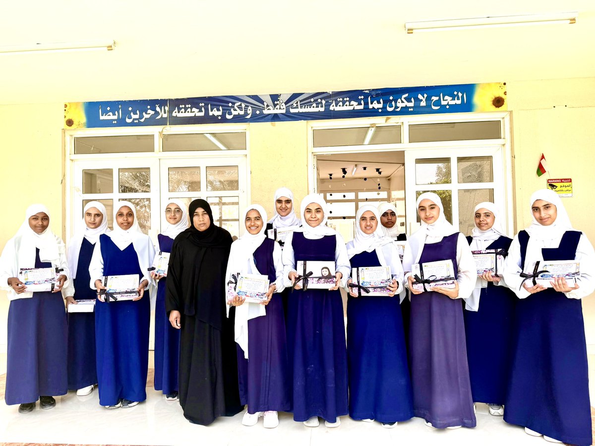 كرمت مساعدة المديرة بإشراف الأستاذة نوال الشكيلية طالبات الصف العاشر المتفوقات في مادة الفيزياء
✨✨✨✨
#تعلم_مستدام