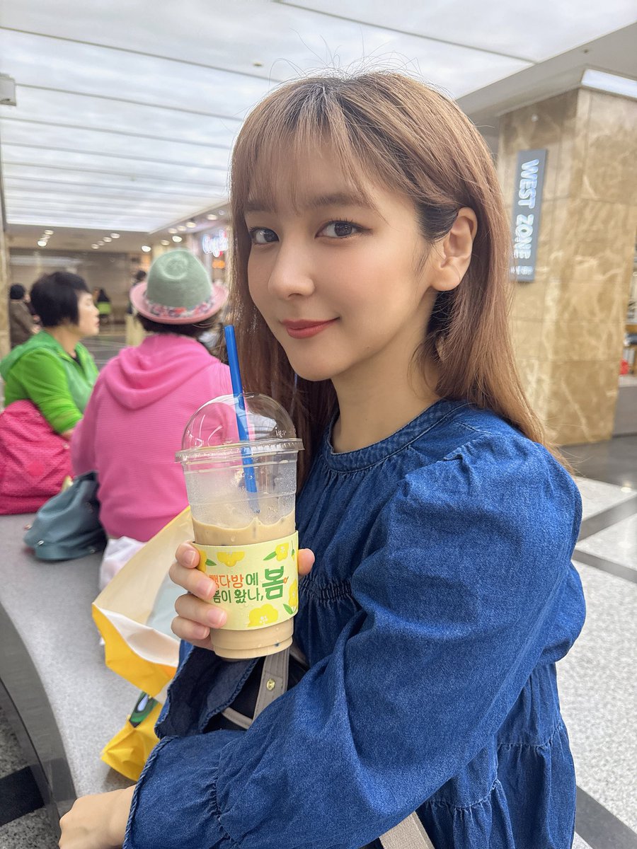 韓国の人たち、みんなコーヒー持って歩いてる！！ピッコマで読んだ漫画