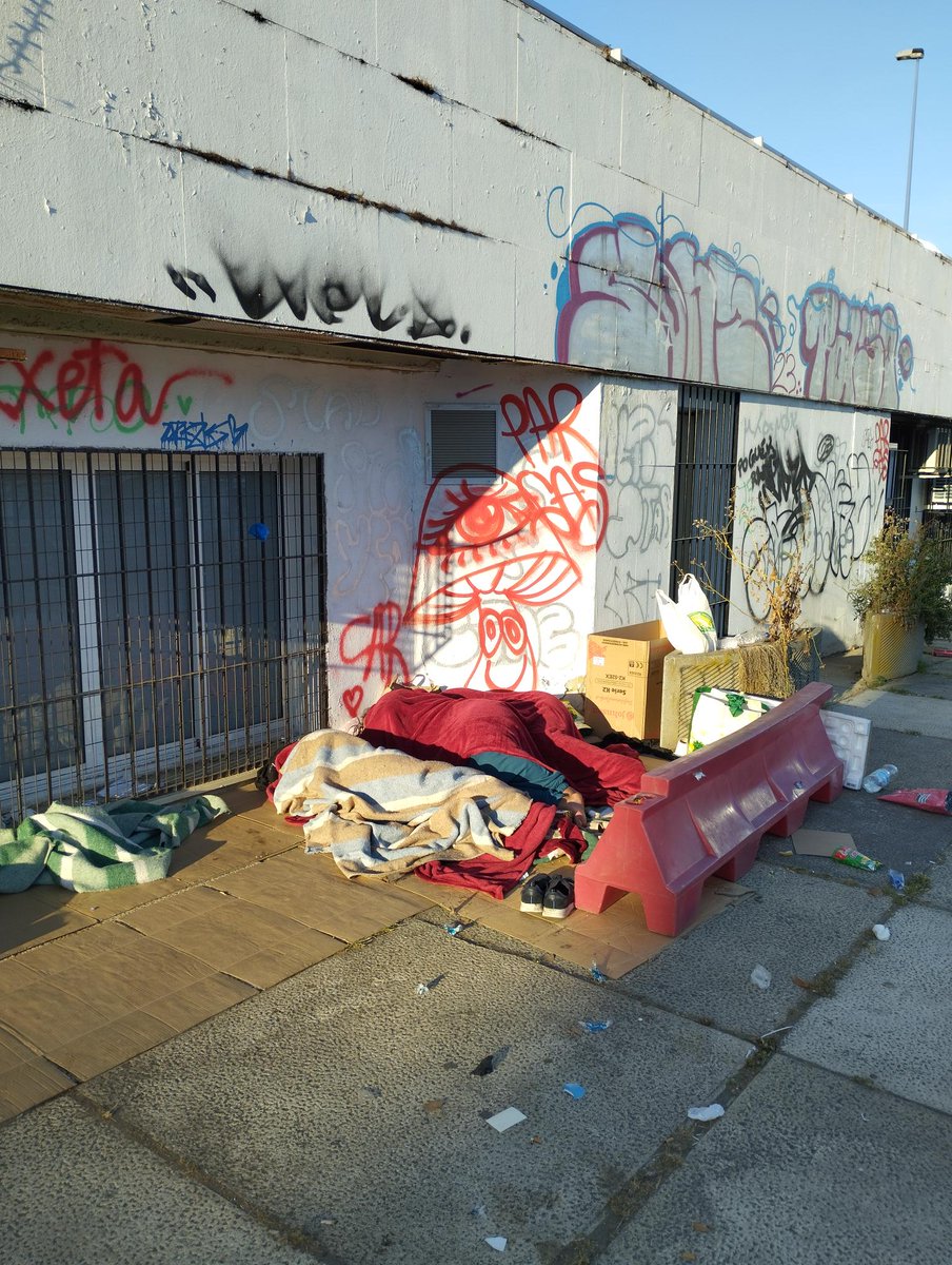 Desarrollamos en Sevilla una labor integral para mejorar la salud y las condiciones de vida de las personas sin hogar, combinando atención directa en la calle y programas de reducción de daños.📷 Se realizan intervenciones directas con personas sin hogar.