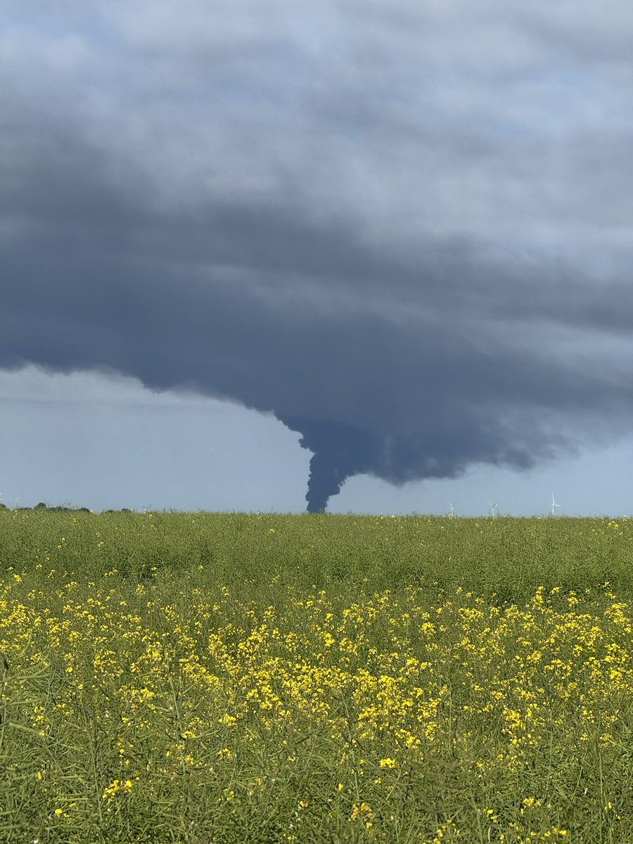 This fire in Rushden is over 10 miles away and it’s starting to fill up the sky 👀 <a href="/BBCLookEast/">BBC East</a>
