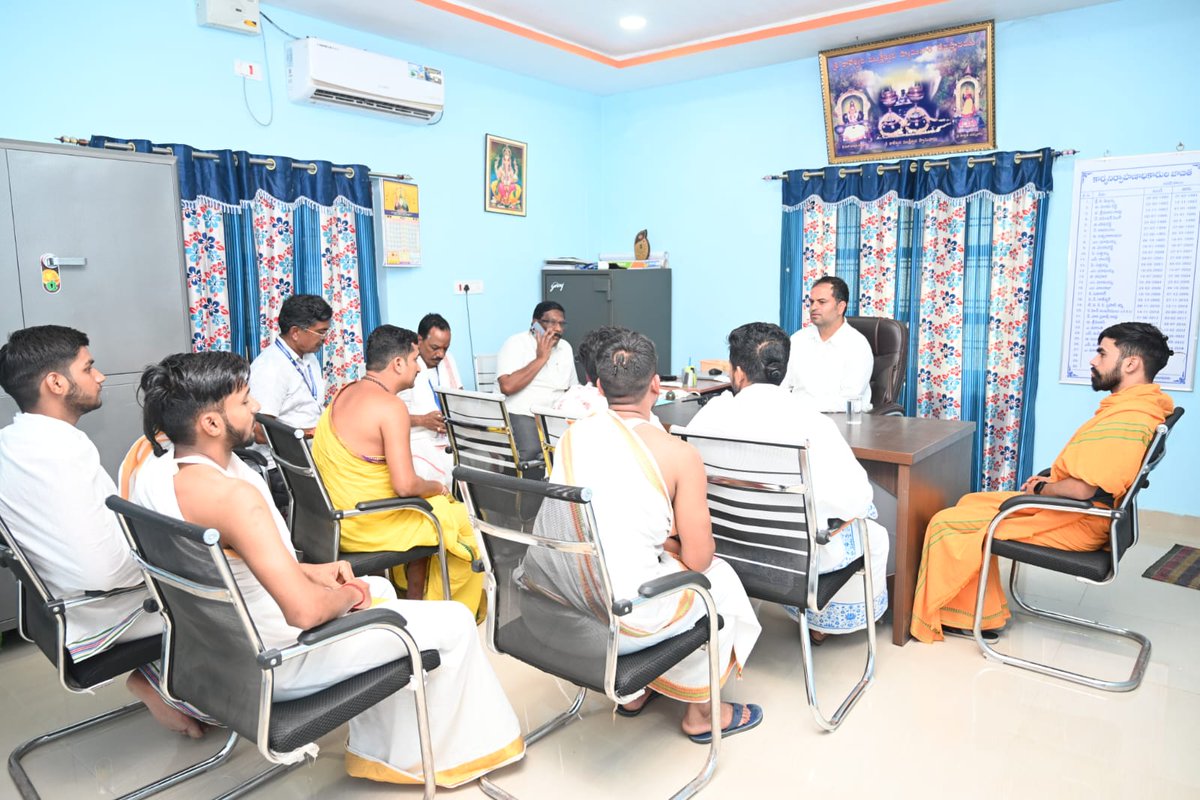 జిల్లా కలెక్టర్  రాహుల్ శర్మ శుక్రవారం ఈఓ కార్యాలయంలో సరస్వతి నవరత్న మాలా హారతి నిర్వహిస్తున్న కాశీ  పూజారులతో ప్రత్యేక సమావేశం నిర్వహించారు. సరస్వతి పుష్కరాలు ప్రారంభం నుండి ప్రతి రోజు రాత్రి సరస్వతి నవరత్న మాలా హారతి కార్యక్రమం  దిగ్విజయంగా
నిర్వహిస్తున్నారని  అభినందించారు.
గత