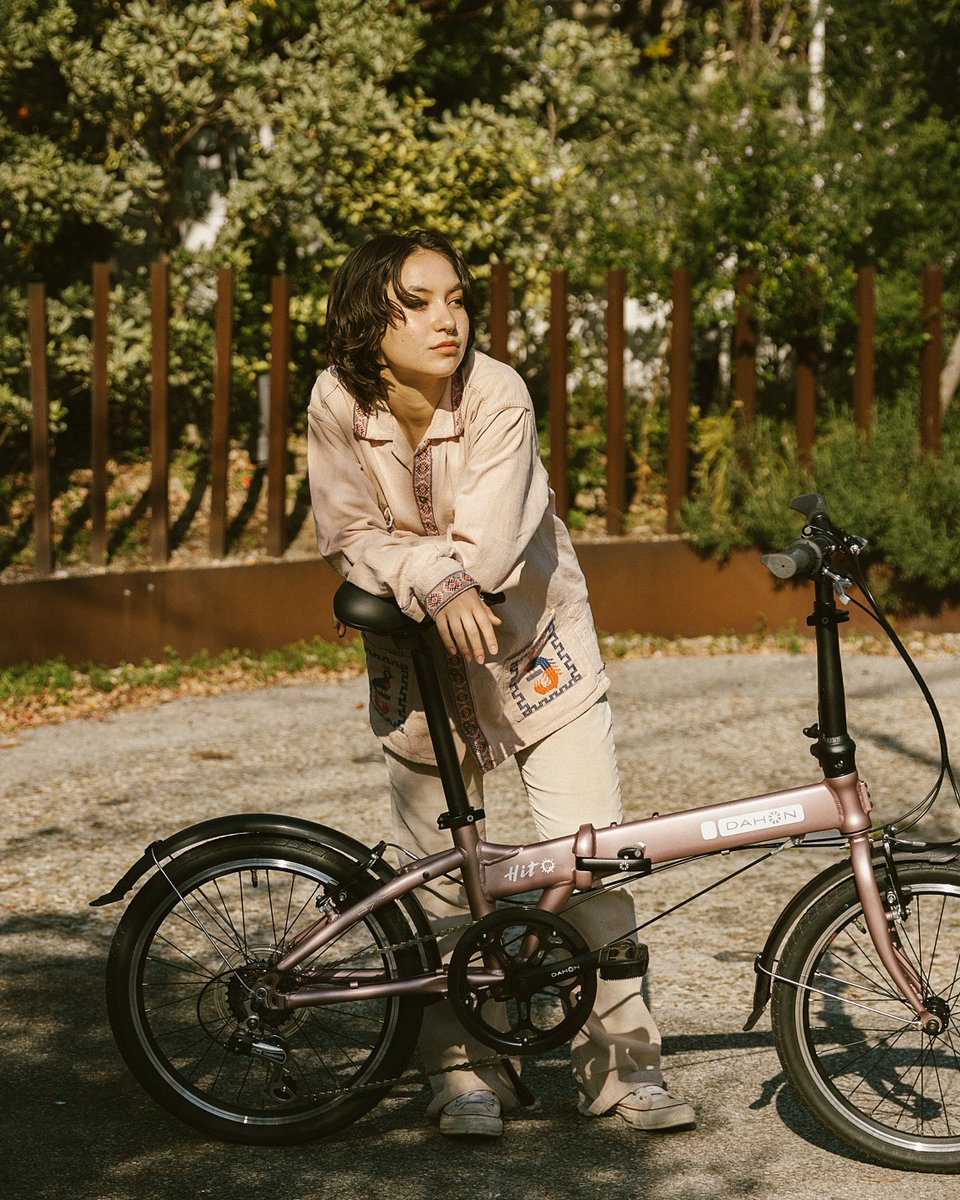 コスパの高いフォールディングバイクといえば、DAHONの「Hit」

エントリーモデルながらも街乗りに十分な6段変速に加え、前後フルフェンダーやスタンドも標準装備で日常使いにベストな1台です。ハンドル高さを簡単に調整できるので、身長差のある家族での共有にも便利ですよ〜
dahon.jp/product/bike/h…