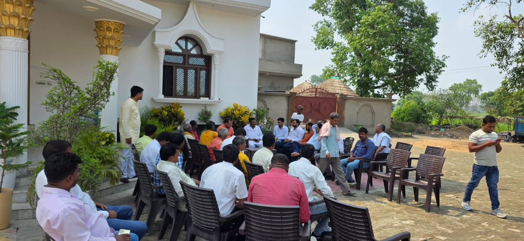 आज गड़हिया पाठक स्थित अपने आवास पर विभिन्न क्षेत्रों से आये सम्मानित व देवतुल्य आगंतुकों से भेंट कर कुशलक्षेम जाना तथा उनकी समस्याओ व शिकायतो को सुनकर शीघ्र निराकरण हेतु संबंधित को आवश्यक कार्यवाही के निर्देश दिए।

#अपना_कुशीनगर 
#apanakushinagar
<a href="/BJP4India/">BJP</a> <a href="/BJP4UP/">BJP Uttar Pradesh</a>