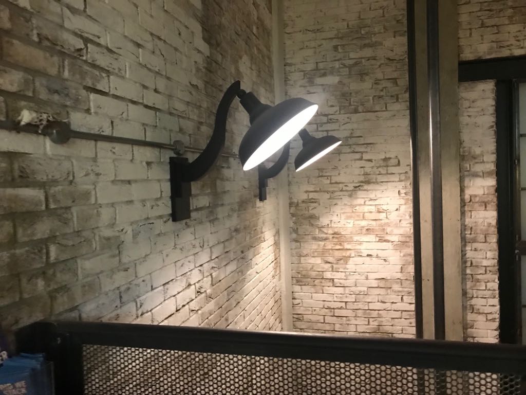 Bit of studio lighting added onto this brick slip wall! Part white washed for a industrial look. 😎
#industrialdesign #kitchendesign #kitchenislanddesign #interiordesign #industriallighting #kitchendesign #kitchenisland #kitchensofinstagram #brickslips #bricktiles