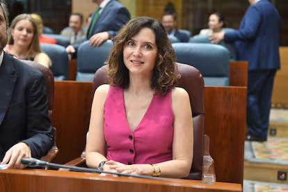 Spanish_Revo's tweet photo. 🔴 ÚLTIMA HORA | Imputados altos cargos del Gobierno de Ayuso por las muertes en residencias durante la pandemia 

Ayuso se lava las manos: la justicia imputa a sus cargos, pero a ella ni la rozan

7.291 personas mayores murieron sin hospitalización en Madrid. Cinco años después, los responsables de los protocolos se sientan ante un juez. Ayuso, ni está ni se la espera.

LA IMPUNIDAD POLÍTICA TIENE NOMBRE Y APELLIDOS

Cinco años. Ese ha sido el tiempo que han necesitado los tribunales para admitir lo evidente: que alguien debía responder por los 7.291 ancianas y ancianos que murieron abandonados en residencias de Madrid sin ser derivados a un hospital. Cinco años de dolor, de informes, de puertas cerradas y carpetas archivadas. Ahora, cuando los focos ya alumbran otros escándalos, la justicia decide imputar a dos ex altos cargos del Gobierno de Isabel Díaz Ayuso. Pero como siempre ocurre en este país cuando se trata de los de arriba, la presidenta se queda fuera del encuadre. Ni imputada, ni salpicada, ni preguntada. Intocable.

El próximo 26 de mayo están citados a declarar Carlos Mur y Francisco Javier Martínez Peromingo, responsables en 2020 de la coordinación sociosanitaria en la Comunidad de Madrid. Son quienes redactaron y firmaron los llamados protocolos de exclusión sanitaria, conocidos ya como el Protocolo de la vergüenza. Aquellos documentos, elaborados entre el 18 y el 25 de marzo de 2020, establecían criterios para denegar el traslado de residentes a hospitales. Bastaba un grado moderado de dependencia o deterioro cognitivo. No importaba el nombre, la historia, ni el dolor de quien llamaba a una puerta que no se abriría.

La querella fue impulsada en octubre de 2024 por 109 familiares de víctimas, agrupadas en plataformas como Marea de Residencias y 7291: Verdad y Justicia, y finalmente respaldada por la Fiscalía Provincial de Madrid. El juzgado que archivó el caso hace tres años ha tenido que reabrirlo tras la presión ciudadana y mediática. La acusación es clara: denegación discriminatoria de asistencia sanitaria. Un delito recogido en el artículo 511 del Código Penal. Pero, de nuevo, la figura política que dirigía el Gobierno y aprobaba cada medida sigue fuera de la ecuación.

UN SISTEMA DISEÑADO PARA QUE NUNCA PAGUEN

Mientras miles morían sin atención, Ayuso afirmaba que “no había recursos para todos” y que “hubo que priorizar”, como si esas decisiones no tuvieran autores. Como si los papeles no los firmara nadie. Como si una presidenta autonómica pudiera desaparecer cuando más se la necesita y volver cuando tocan las campañas electorales. Lo dijo sin rubor en múltiples comparecencias, como la del 1 de junio de 2020, cuando justificó en la Asamblea de Madrid que no se trasladase a ciertas personas a hospitales "porque no podían sobrevivir" (RTVE).

Hoy sabemos que hubo cuatro versiones del protocolo en apenas siete días. Que las instrucciones cambiaban, pero nunca en favor de la vida. Que los directores y directoras de las residencias eran presionados para aplicar estos filtros. Que no se trató de un error improvisado, sino de una política deliberada y firmada. Un mecanismo burocrático que elegía quién podía vivir y quién debía morir.

Y sin embargo, la presidenta sigue con su carrera intacta. Repartiendo culpas a subordinados. Haciendo política con el cadáver aún caliente de la memoria colectiva. En cualquier democracia que se respete, Ayuso estaría imputada, dimitida o, al menos, asumiendo responsabilidades políticas. En España, da mítines.

Todo esto sucede mientras los familiares siguen sin justicia, sin reparación y sin verdad oficial. Se les negó el duelo, se les negó la verdad, se les niega ahora la justicia completa. Mientras tanto, quienes firmaron aquellas órdenes aparecen en fotos sonrientes junto a Ayuso, como Carlos Mur en 2019 en el Hospital de Fuenlabrada, cuando aún creían que todo saldría impune.

La pregunta no es si estos cargos serán condenados. Es por qué Isabel Díaz Ayuso nunca responde por nada.