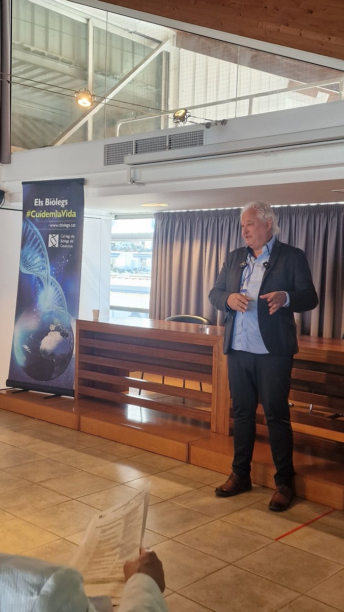I comencem les ponències per descobrir la #biodiversitat dels professionals de la #Biologia‼️
🫴 Jordi Boronat Rodríguez.  <a href="/BoronatJordi/">JordiBoronat</a> és el director general de MediTerra Consultors Ambientals 🌏 
Ens parla de la seva carrera de +30 anys de Consultor Ambiental. 
#BiòlegsAGirona