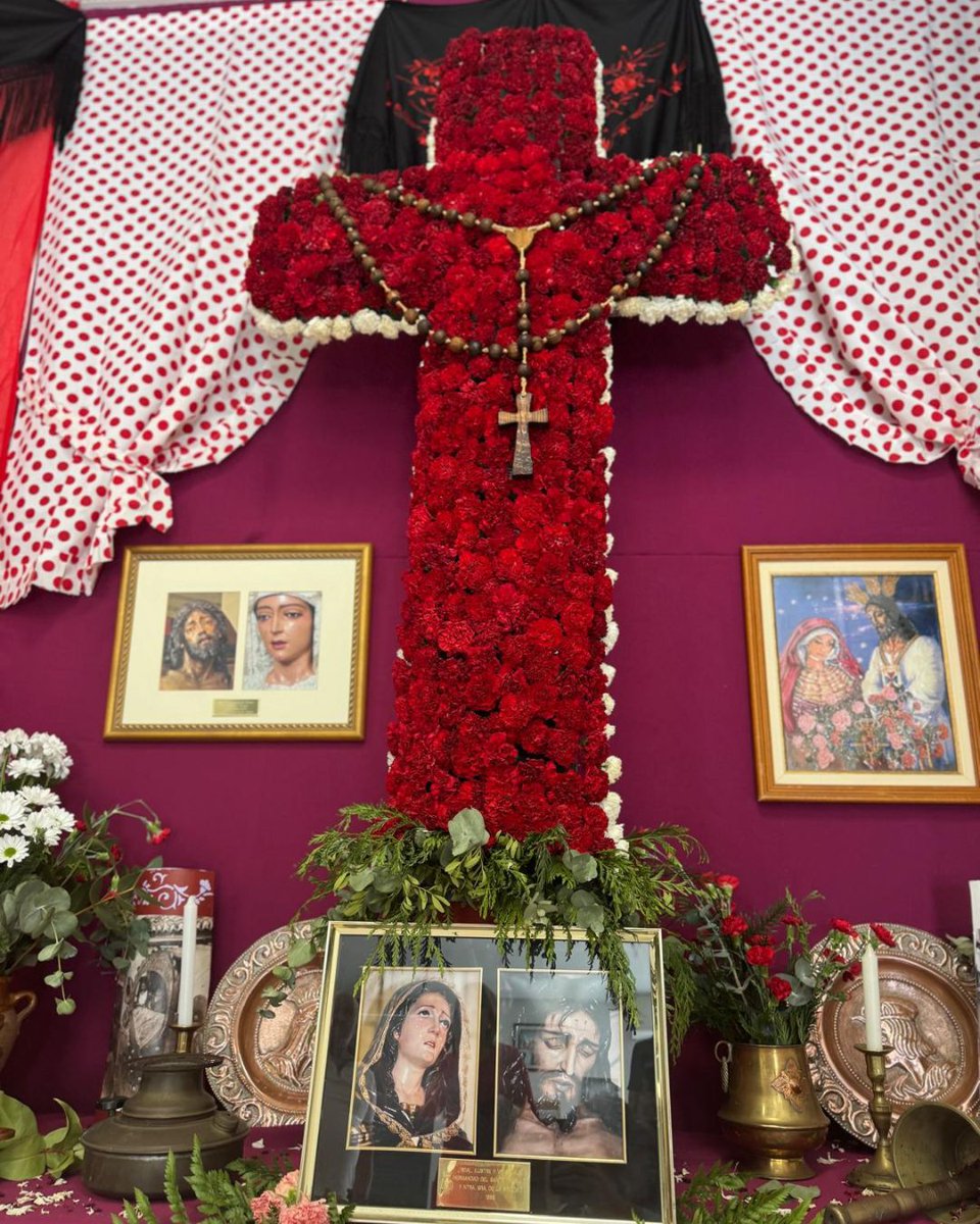 La tradición cobra vida en el barrio de La Trinidad con esta Cruz de Mayo, elaborada con esmero y devoción por los vecinos del entorno.

#cruzdemayo #tradicionmalagueña #LaTrinidad