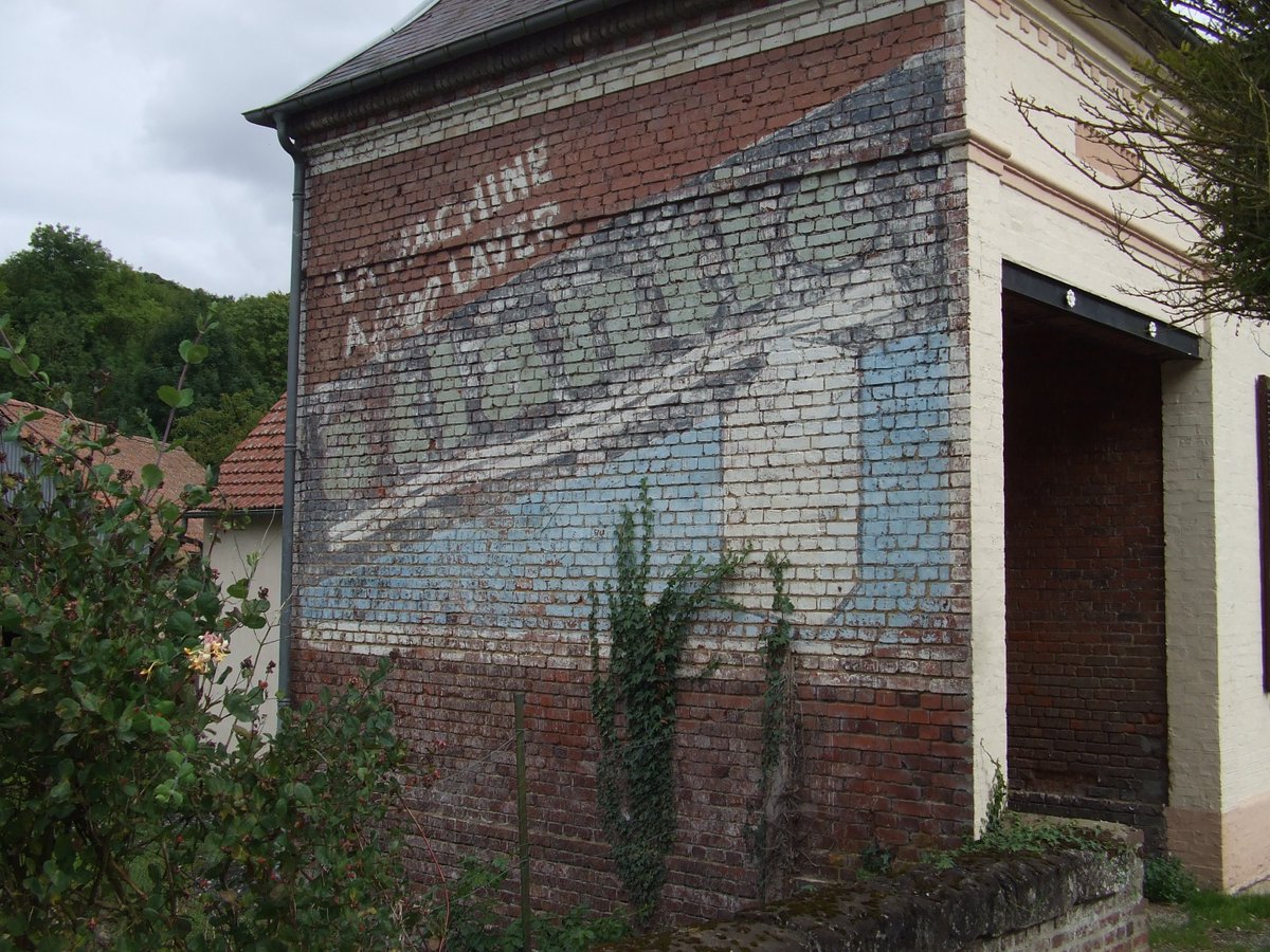 Août 2007, sur la ligne Amiens - Doullens (inexploitée depuis 2004) la gare de Canaples (Désolé pour la piètre qualité des photos). Aujourd'hui les PN sont bitumés et la voie sous les arbres et les ronces.
