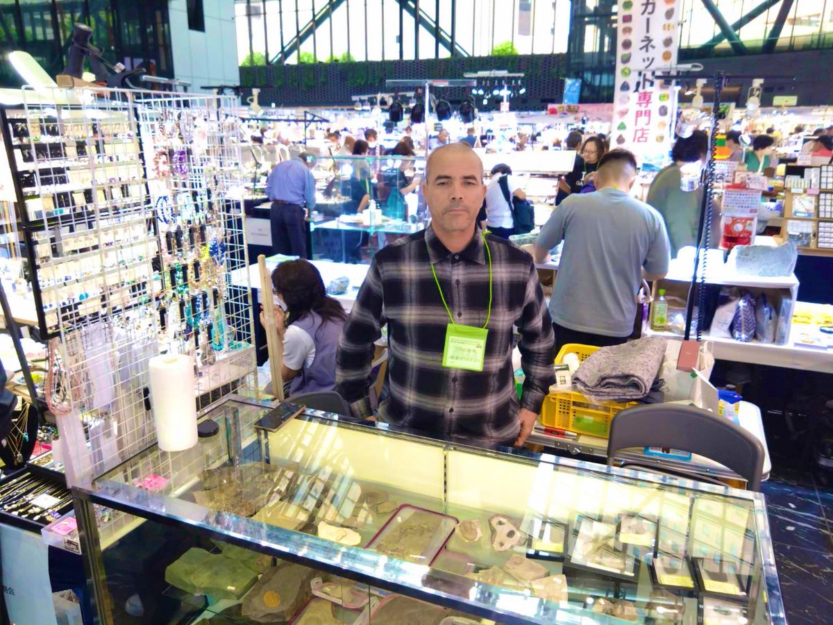 モロッコの凄腕プレパレーターのハミィ氏も来日しております。
モロッコの三葉虫化石を高クオリティでクリーニングできる彼は実は界隈では有名人なのです✨

#新宿ミネラルショー　#新宿国際ミネラルフェア
#mineralshow #fossil #trilobite