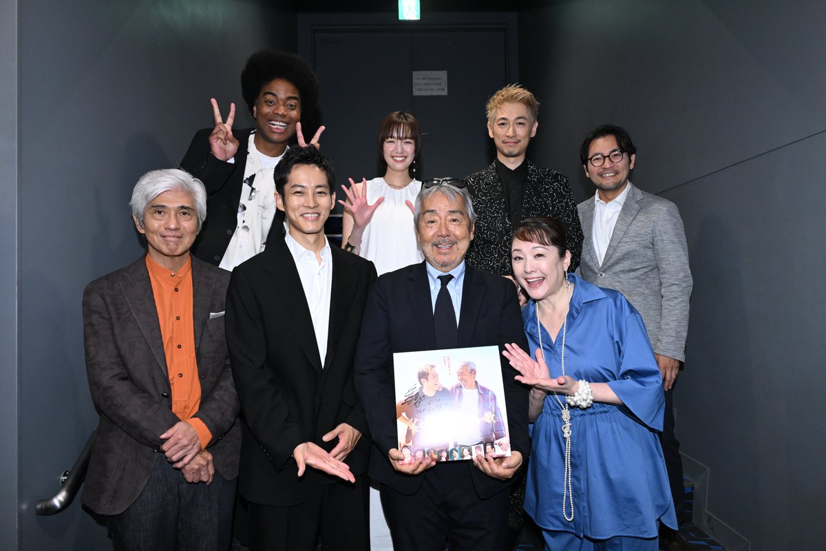 映画『#父と僕の終わらない歌』
公開初日舞台挨拶が行われました🎉

＼登壇後の皆さんをパシャリ📸／
#寺尾聰 さん、#松坂桃李 さん、#佐藤栞里 さん、#副島淳 さん、#ディーン・フジオカ さん、#松坂慶子 さん、#小泉徳宏 監督が登壇🎤

そしてシークレットゲストとして #佐藤浩市