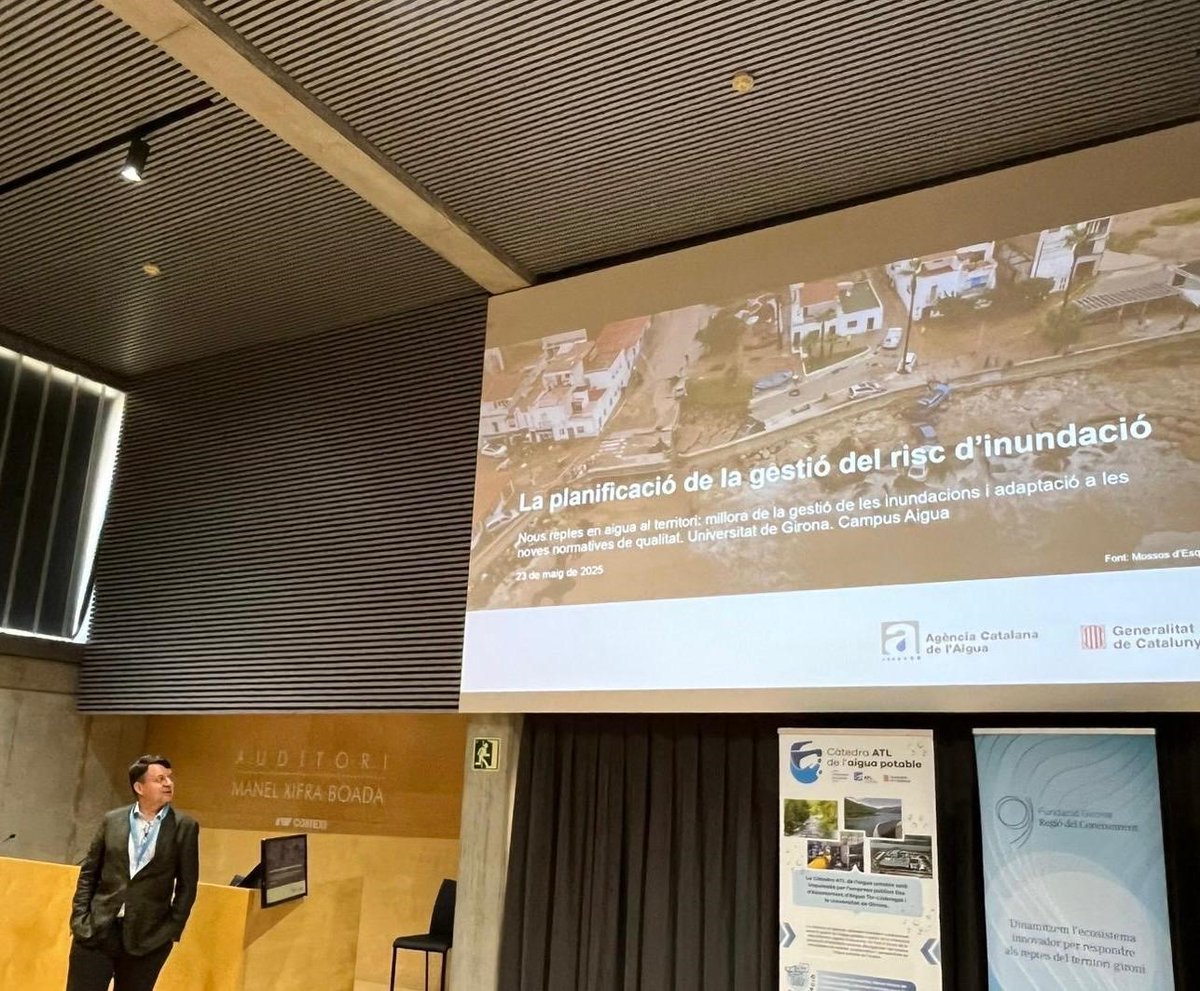 ACA (@aigua_cat) on Twitter photo ❕Avui participem a la tercera jornada sobre els nous reptes de l'aigua en el territori, que organitzen <a href="/catedraATL/">Càtedra ATL de l'aigua potable</a> i <a href="/campusaigua/">Campus Aigua UdG</a>.
📌Diego Moxó, director de l'Àrea Gestió Territorial <a href="/aigua_cat/">ACA</a>, explica la planificació en la gestió dels risc d'inundacions. ❕Avui participem a la tercera jornada sobre els nous reptes de l'aigua en el territori, que organitzen <a href="/catedraATL/">Càtedra ATL de l'aigua potable</a> i <a href="/campusaigua/">Campus Aigua UdG</a>.
📌Diego Moxó, director de l'Àrea Gestió Territorial <a href="/aigua_cat/">ACA</a>, explica la planificació en la gestió dels risc d'inundacions.