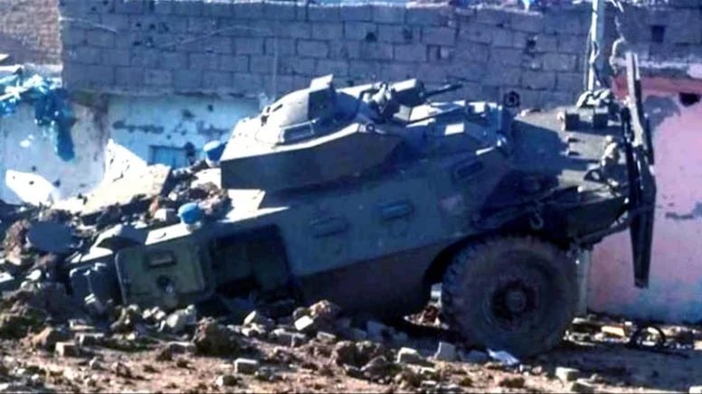 HaberMOD's tweet photo. Hazırladığı bomba ile 3 polisimizi şehit eden teröristin cezası kaldırıldı.

İstanbul’da sahte kimlikle yakalanan PKK’lı terörist Yakup Akkan’ın yargılandığı davadan karar çıktı. 

Akkan, 15 Aralık 2015’te Diyarbakır Silvan’da çukur hendek operasyonundan dönen zırhlı araca uzaktan kumandalı bombayla saldırı düzenledi. 

Hain tuzakta Özel Harekat şube müdürü Ahmet Kabukçu, polisler Mustafa Nohut ile Nuri Yazanel şehit oldu. 

Yine Silvan’da askeri araca uzaktan kumandalı bombalı saldırı gerçekleştirdi, 21 asker yaralandı.

Terörist Akkan, Diyarbakır Ağır Ceza Mahkemesi’nde yargılandı, 4 kez ağırlaştırılmış müebbet ve 353 yıl hapisle cezalandırıldı. 

Yargıtay 3. Ceza Dairesi kararı esastan bozdu. Yeniden hakim karşısına çıkan teröristin yaptığı savunma ise şoke etti. 

Süleyman Şah Türbesi’nin taşınmasında TSK’ya yardım ettiğini öne süren PKK’lı terörist, şunları söyledi:

“Emniyet Müdürü ile 2 polisin öldüğü bombayı hazırladım, ancak ben yerleştirmedim. Parmak izlerim de bombada pil bloğu üzerindedir. Sayın Cumhurbaşkanı ve Bahçeli’nin başlattığı süreç barış yolunda yapılmıştır. Oluşan barış ikliminden duyduğum memnuniyeti belirtmek istiyorum.” Terörist savunmasını ‘beraat’ talebiyle tamamladı. 

Mahkeme, terörist Akkan’a daha önce verilen 4 kez ağırlaştırılmış müebbet ve 353 yıl hapis cezasını kaldırdı. Emniyet Müdürü ile 2 polisi şehit etmek, 21 askeri yaralamak suçlarından ayrı ayrı beraat kararı verildi. Terör örgütü üyeliğinden 15 yıl hapisle cezalandırıldı. 9 yıldır tutuklu olan teröristin cezasının onanması halinde tahliye olacağı bildirildi.

7 çocuk babasız büyüyor!

Şehit Emniyet Müdürü Ahmet Kabukçu, Ankara Kocatepe Camii’nde son yolculuğuna uğurlanırken törene Devlet Bahçeli de katılmıştı. 

Şehit Kabukçu’nun, Mesude, Şevval ve Zeynep adında üç çocuğu vardı

Polis memuru Nohut’un kızları Emine ve Fatma, Yazanel’in çocukları Yusuf ile Dilek yetim kaldı. 

(Sözcü)