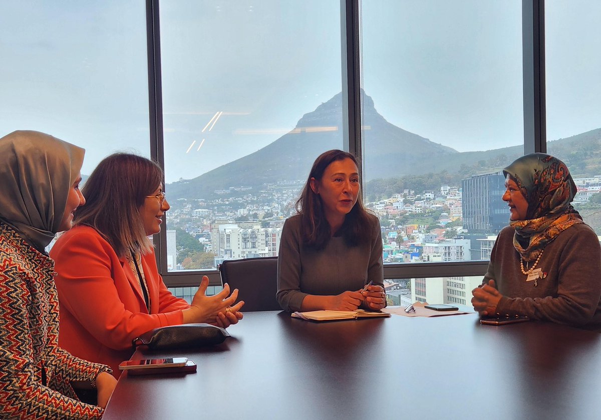 Uluslararası zeminde kadın literatürüne katkıda bulunmak ve küresel kadın sorunlarına çözüm üretmek amacıyla çıktığımız yolda bugün, Apartheid rejimine direnişin sembolü İmam Harun’un kızı Fatıma Harun ve Cape Town'un Müslüman kadın aktivstleriyle bir araya geldik. 

Imam Haron