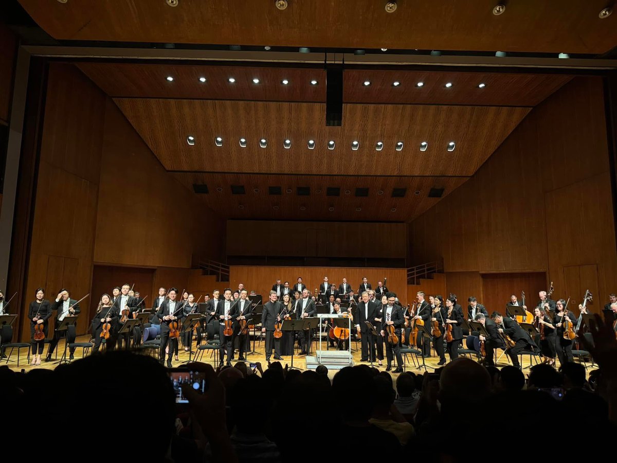 MaestroLongYu's tweet photo. It feels like no time has passed since Frank Peter Zimmermann and I first met and played together those many years (30+!) ago. What a special evening on Thursday in HK to join with him and the @hkphilharmonic for Elgar’s Violin Concerto. https://t.co/Gsz7US80wa