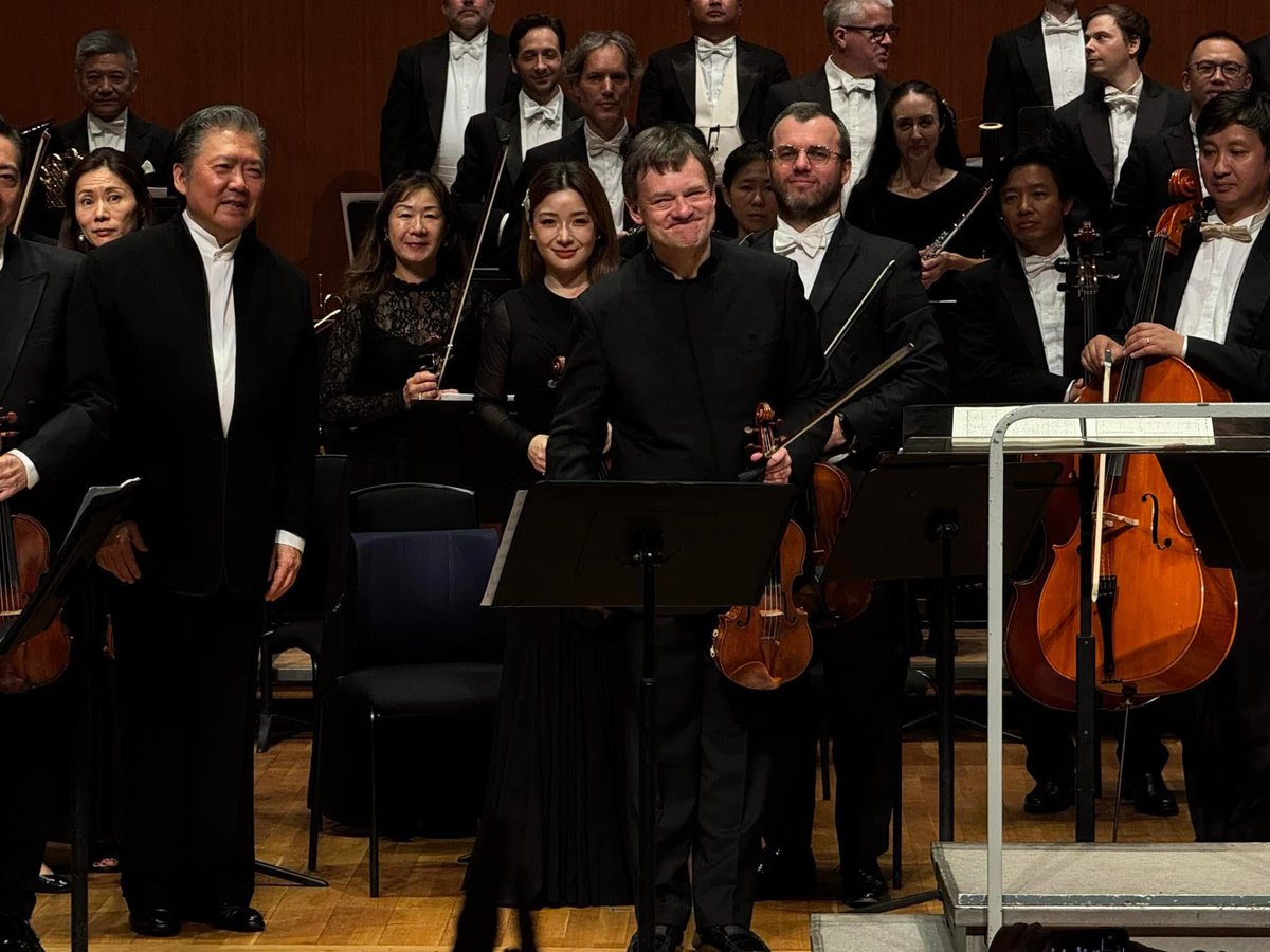 MaestroLongYu's tweet photo. It feels like no time has passed since Frank Peter Zimmermann and I first met and played together those many years (30+!) ago. What a special evening on Thursday in HK to join with him and the @hkphilharmonic for Elgar’s Violin Concerto. https://t.co/Gsz7US80wa