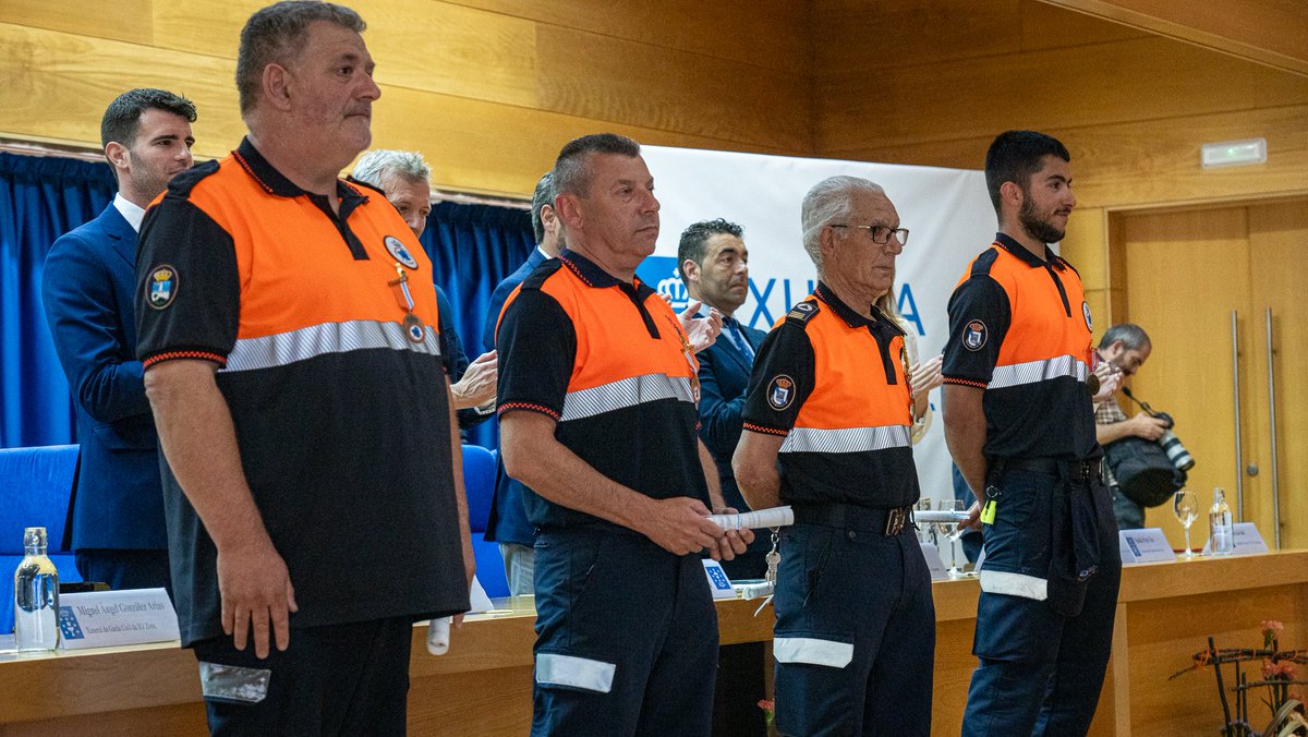 📣 O Diario Oficial de Galicia de hoxe recolle unha resolución pola que se conceden os seguintes recoñecementos:

🎖️ Medallas ao mérito da protección civil nas categorías de ouro, prata e bronce
🎖️ Distintivos de permanencia da protección civil

🔗 xunta.gal/dog/Publicados…