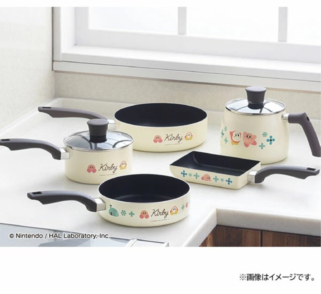 va_ttc's tweet image. 家の調理器具がいい加減使いづらいので一新しようと思ってるんだけど、カービィのフライパンとか鍋が可愛くて悩み中…
買って使ったことある人いないかな…？
いたら使い勝手とか教えて欲しいです！！！
特に鍋！
