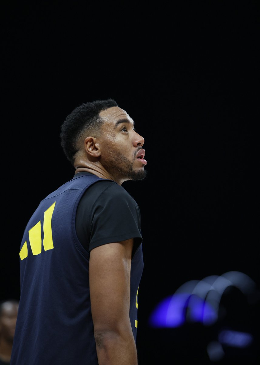 EBasketbolu's tweet photo. Geçen sezon Play-Off'ta Panathinaikos'a elenen diğer oyuncu da Bonzie. O seride 5. maçta istediği gibi oynayamasa da ilk 4 maçta 12.7 Sayı- 4.5 Ribaund- %46 3FG- 13 PIR ortalamalarıyla oynamıştı.

Nigel ve Tarık ön plandayken bir X-Faktör performansı gelir mi?

Göreceğiz..#Colson https://t.co/iYk3C9bica