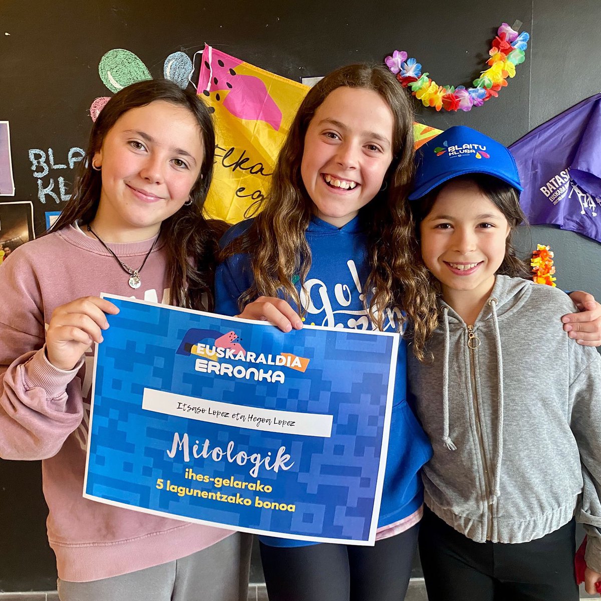 Itsaso, Hegoa eta Aroa kurtso honetako 2. Erronkak #euskaraldia saioko irabazleak. Zorionak! Mila esker parte-hartzaileei! Ikusi sortutako bideoklipa 👉🏻 youtu.be/Vnuqwec_bhs #euskarazbizi #euskarazbizinahidut #blaitu #blaitukluba #errenteria #orereta #ikastola #aurrera