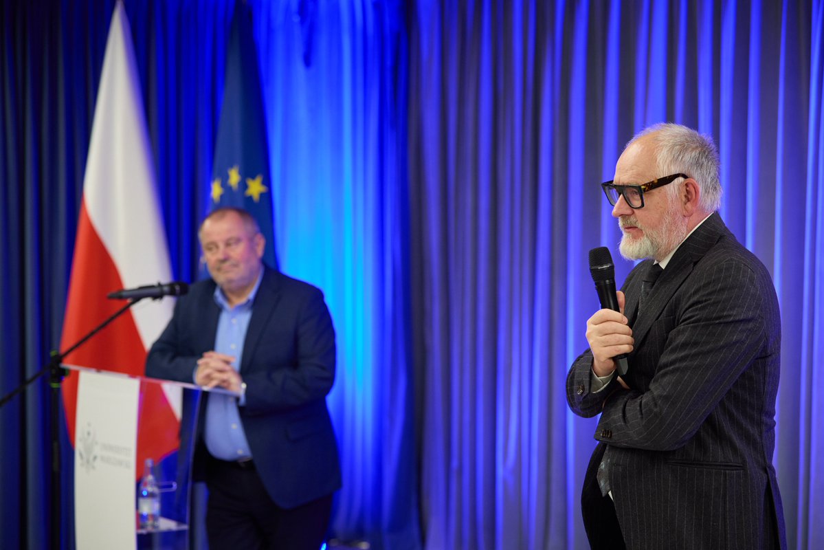Uniwersytet Warszawski (@uniwarszawski) on Twitter photo 20 maja #UW gościł prof. Jana Zielonkę – wybitnego politologa i znawcę stosunków międzynarodowych. Wystąpienie badacza było częścią cyklu „8 wykładów na Nowe Tysiąclecie”, wznowionego po przerwie z inicjatywy rektora prof. <a href="/AlojzyZNowak/">Alojzy Z. Nowak</a>.
🔗 uw.edu.pl/prof-jan-zielo… 20 maja #UW gościł prof. Jana Zielonkę – wybitnego politologa i znawcę stosunków międzynarodowych. Wystąpienie badacza było częścią cyklu „8 wykładów na Nowe Tysiąclecie”, wznowionego po przerwie z inicjatywy rektora prof. <a href="/AlojzyZNowak/">Alojzy Z. Nowak</a>.
🔗 uw.edu.pl/prof-jan-zielo…