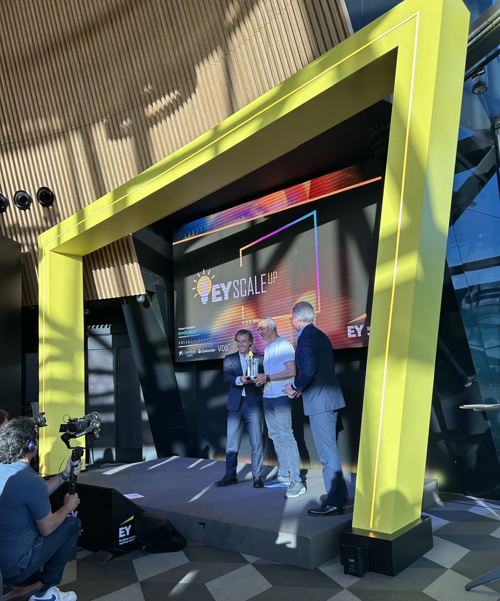 #EquipoEnisa <a href="/inmamore/">Inma</a> &amp; <a href="/meia30/">Mireia Solà 🎧</a> asistieron a la III edición de los #EYScaleUp Awards by <a href="/EY_Spain/">EY Spain</a> en los que participó #clienteEnisa <a href="/tax_down/">TaxDown</a> <a href="/BusUp_es/">BusUp</a> <a href="/immfly/">Immfly</a> <a href="/Twenix/">Twenix</a> <a href="/sequra_es/">seQura</a> @Barkibu <a href="/sesamehr_/">Sesame HR</a> &amp; <a href="/hello_tickets/">Hellotickets</a> ¡Enhorabuena!! 

🏆En esta ocasión, el galardón fue para…